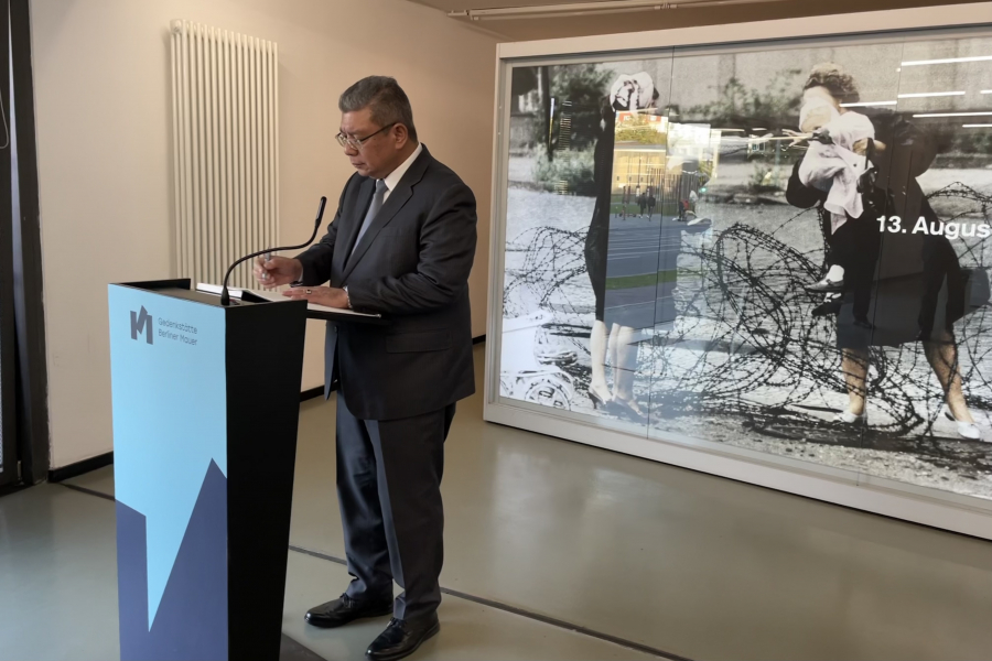 Außenminister Malaysias Saifuddin Abdullah in der Gedenkstätte Berliner Mauer