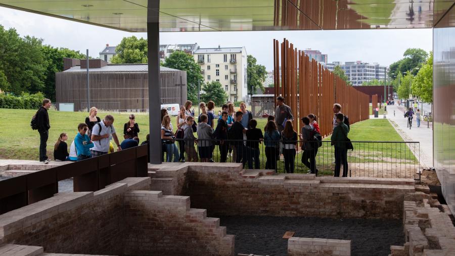 Gruppe am Grenzhaus in der Gedenkstätte Berliner Mauer