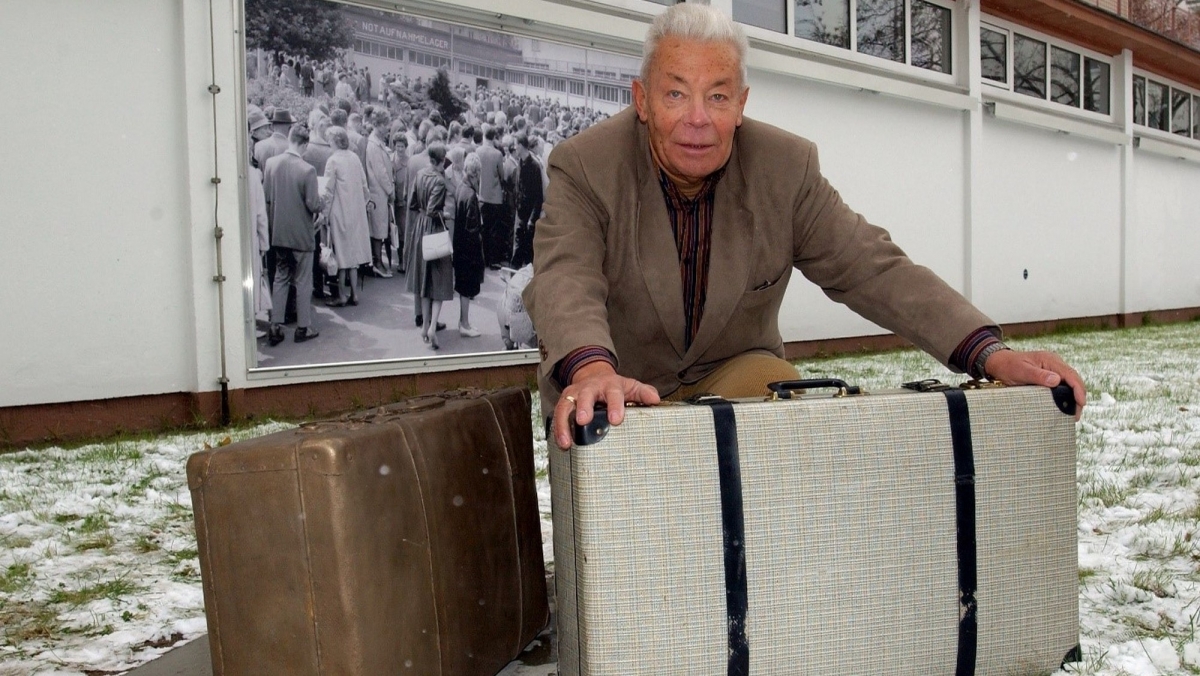Hans-Dieter Dubrow with escape case at the inauguration of the memorial