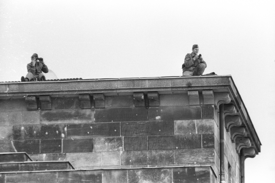 Zwei Grenzsoldaten auf einem Dach