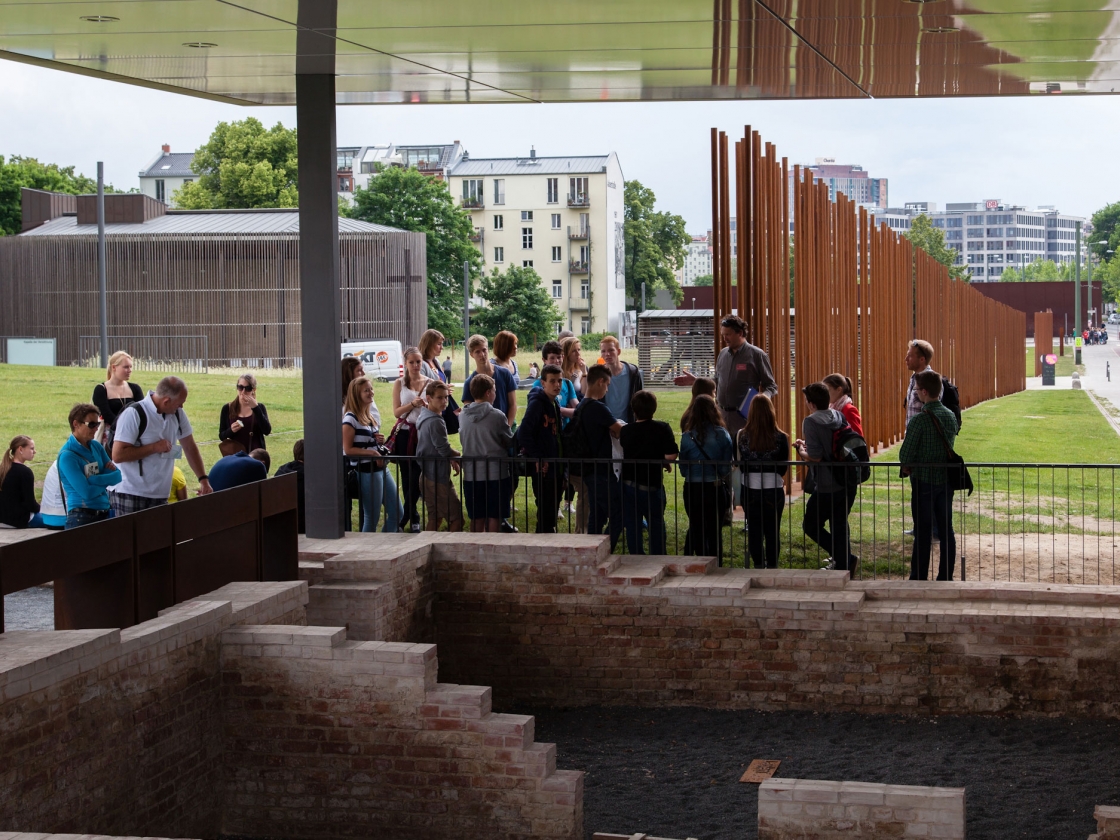 Gruppe am Grenzhaus in der Gedenkstätte Berliner Mauer