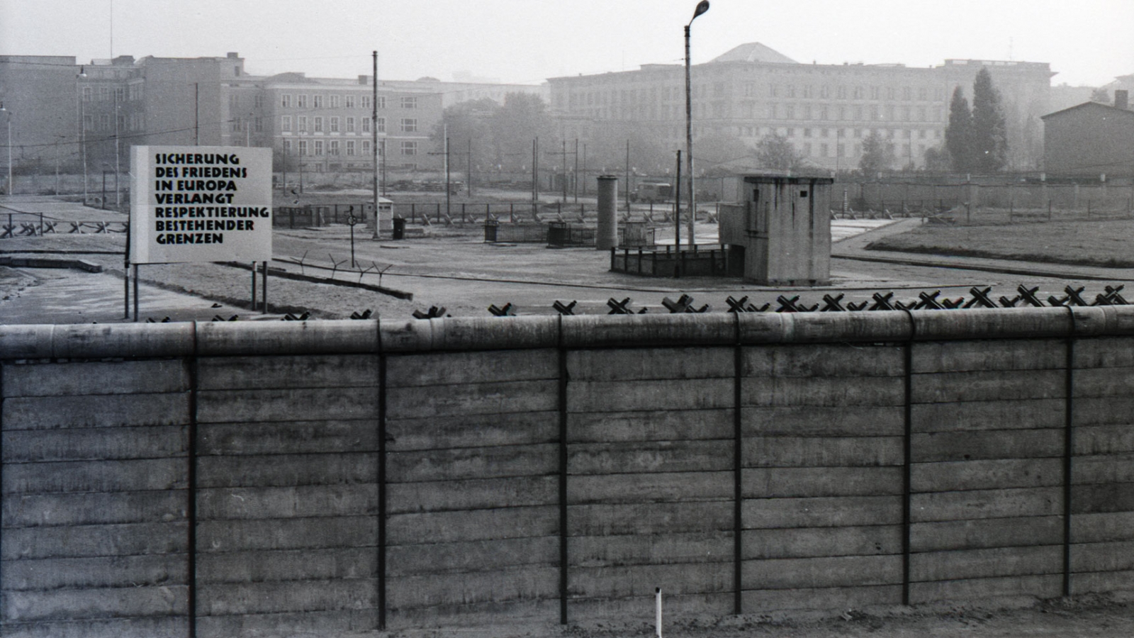 Historisches Bild der Berliner Mauer und der restlichen Grenzanlage