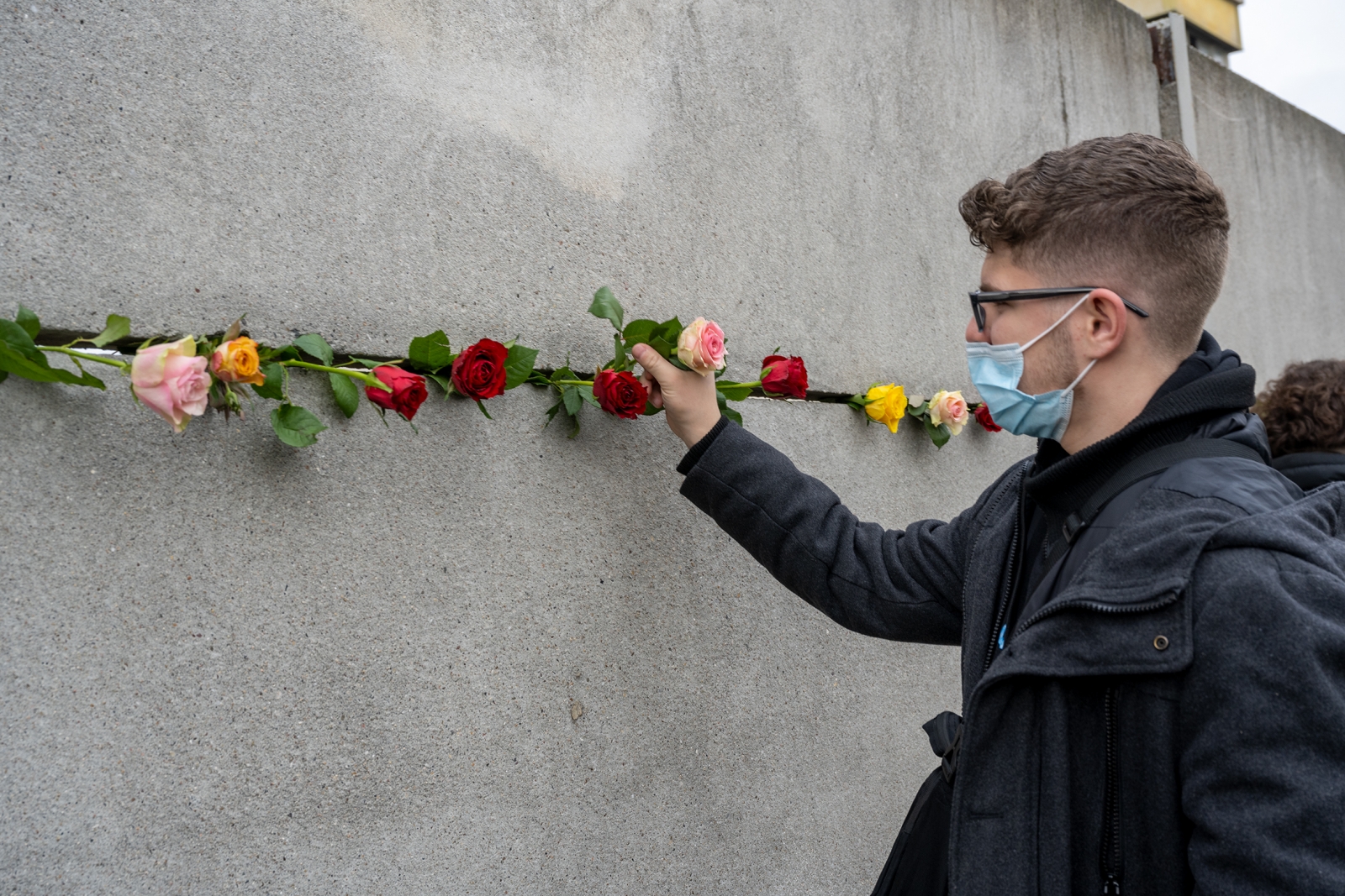 Jugendlicher steckt Rose in Hinterlandmauer