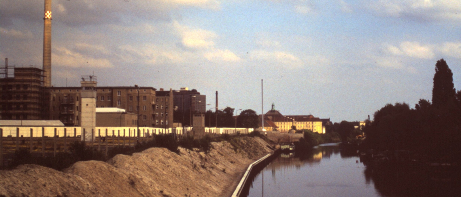 Grenzlinie entlang des Berlin-Spandauer Schifffahrtskanals, in der Nähe der Sandkrugbrücke an der Invalidenstraße 1990