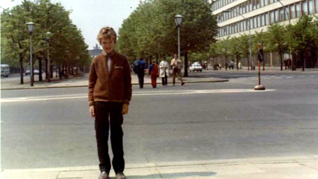 John Schofield in front of the Brandenburger Tor in Ost-Berlin